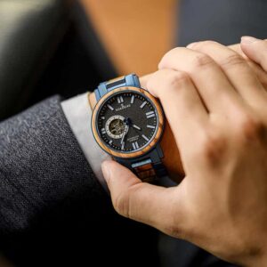 Hölzerne Herrenarmbanduhren Stilvolle automatische mechanische Uhr aus Holz Blaue Mode Lässige Wasserbeständige Luxusuhren GT045 1A 17