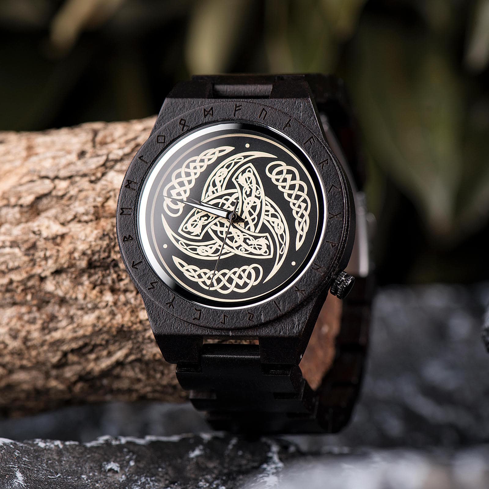 Reloj de madera grabado a mano con el triple cuerno de Odín